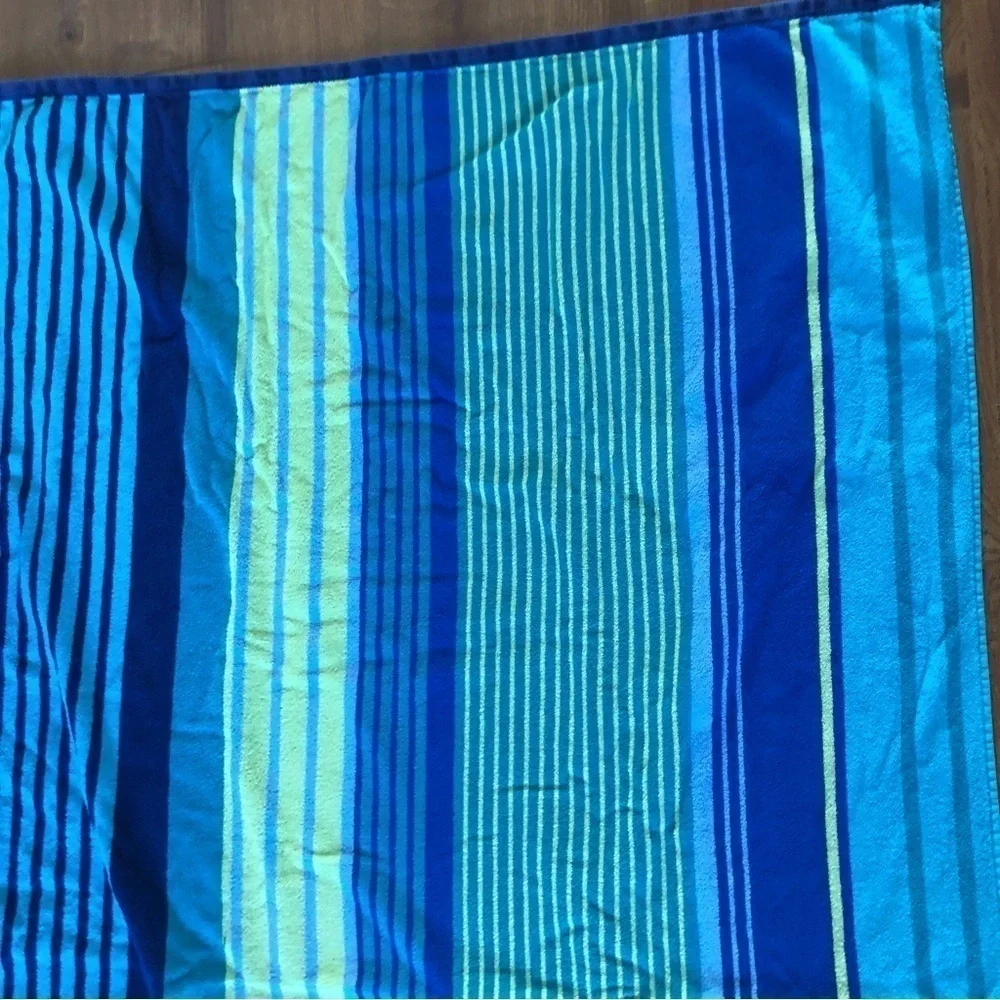 Better Home & Gardens 100% cotton blue striped beach towel